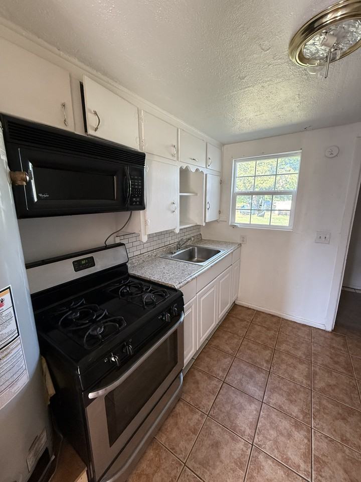 1827 N 2nd St #1 - Photo 3 of 6