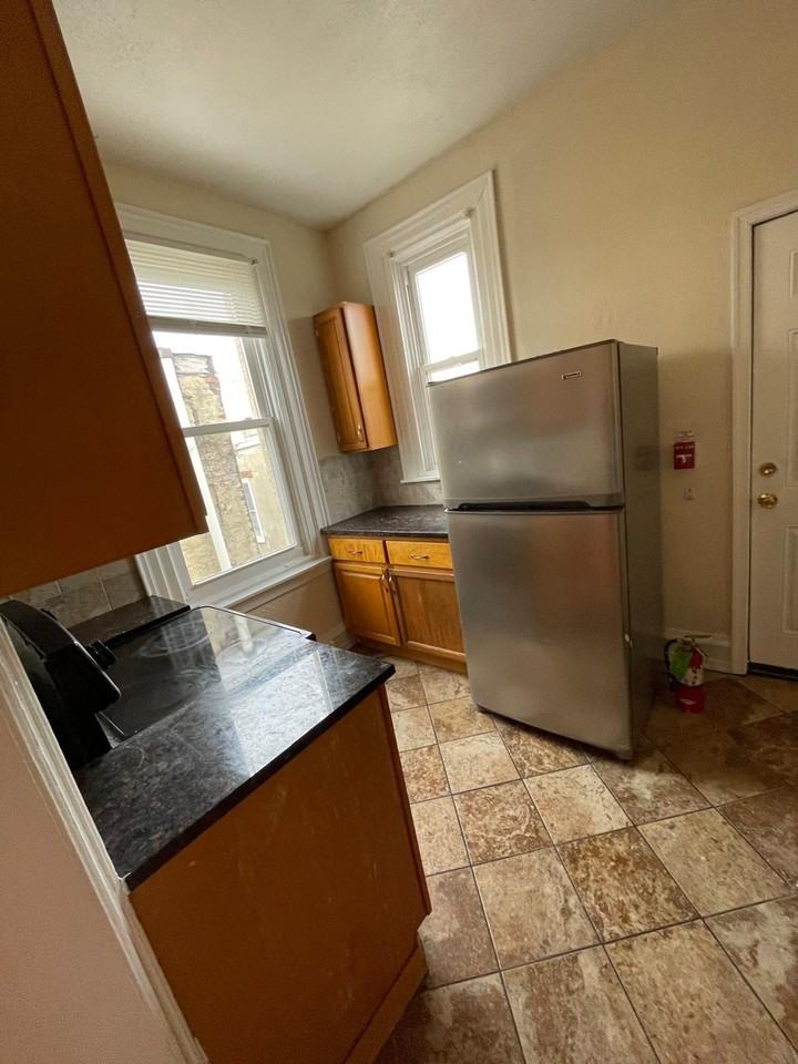 1341 S 52nd St - Photo 4 of 10