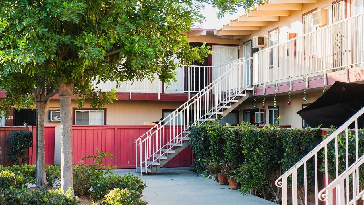 52nd Street Apartments - Photo 4 of 44