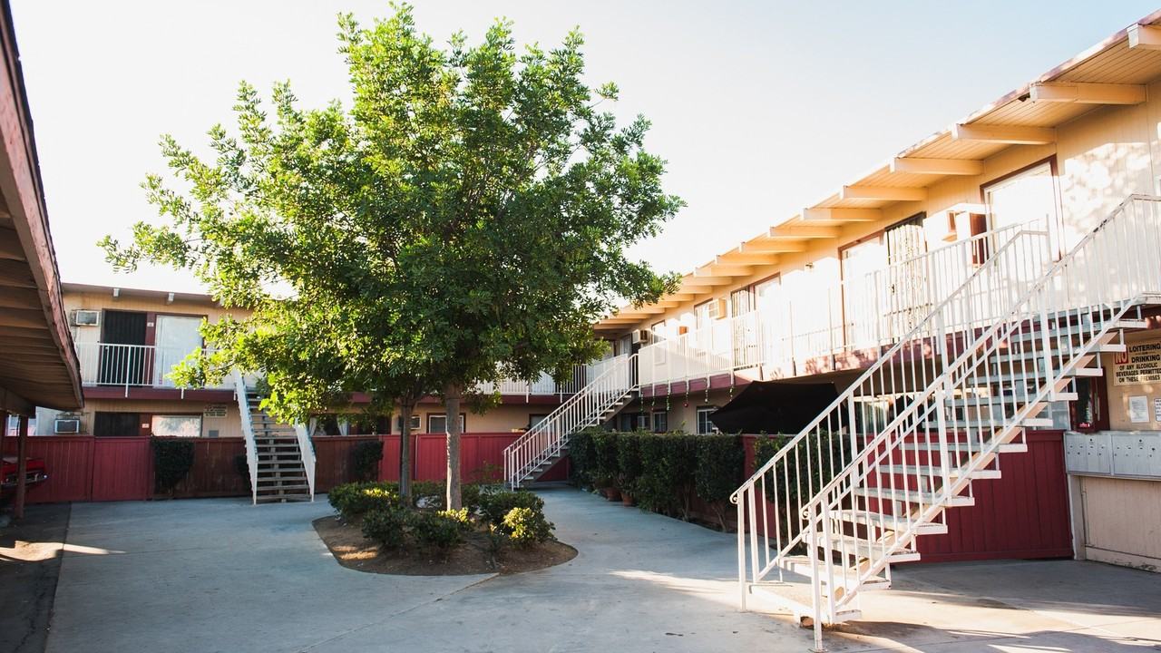 52nd Street Apartments - Photo 5 of 44