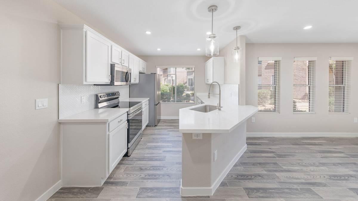 17017 N 12th St - Photo 7 of 38