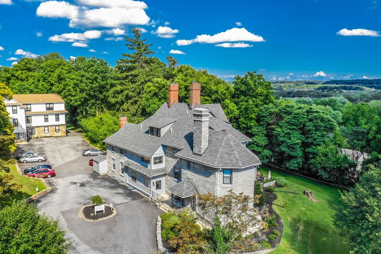 Luxury Residences EXTON PA - Photo 2 of 5