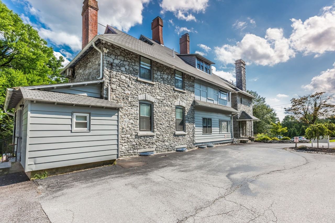 Luxury Residences EXTON PA - Photo 4 of 5