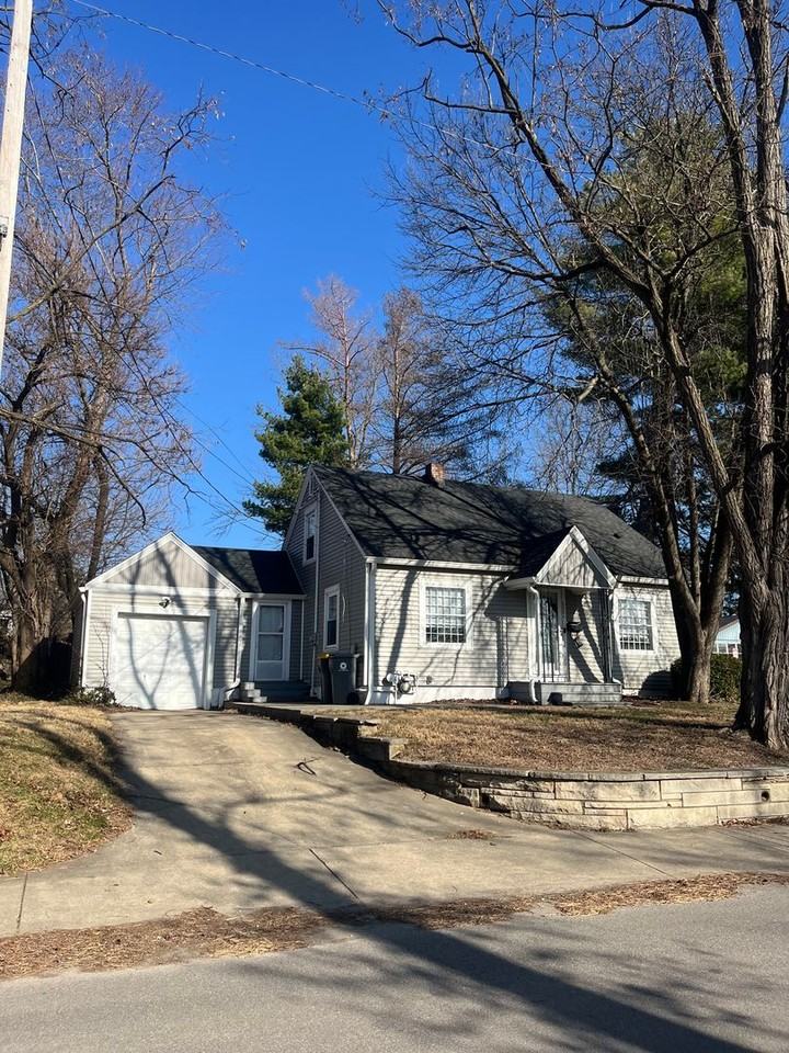 2331 E 7th St - Photo 2 of 20