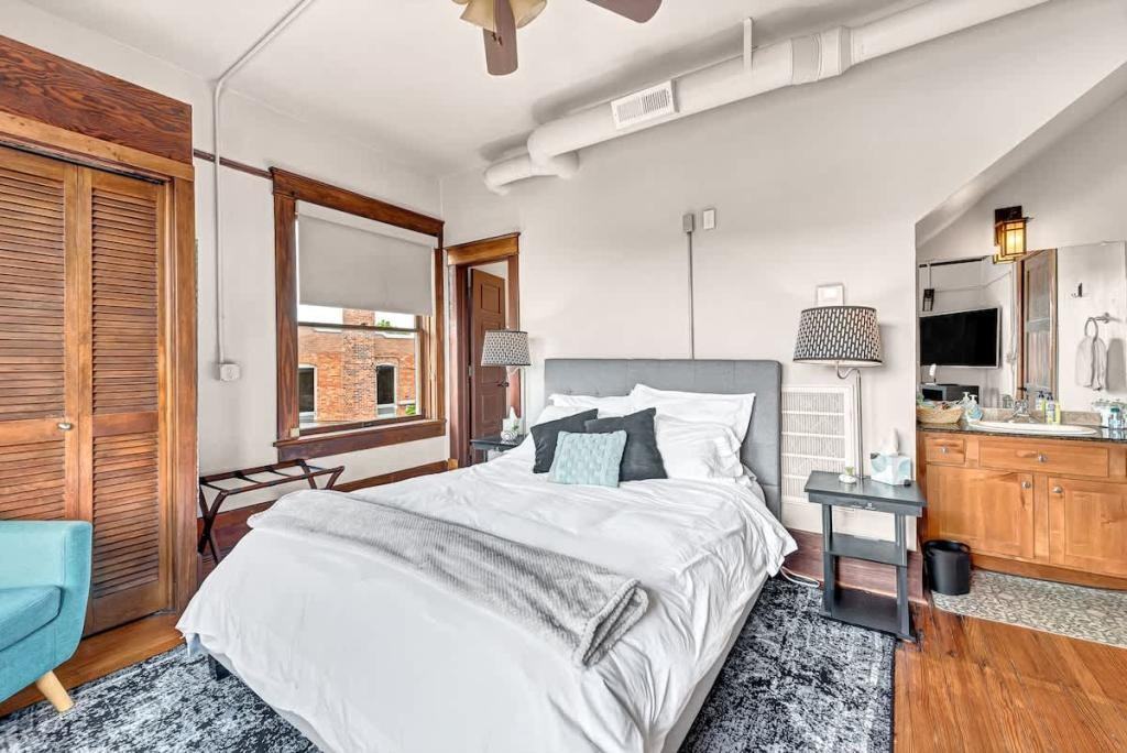 115 E University St - Photo 3 of 17