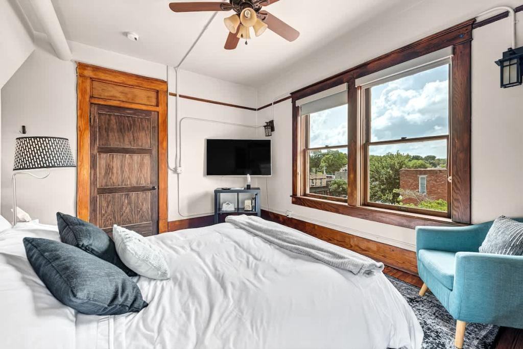 115 E University St - Photo 4 of 17