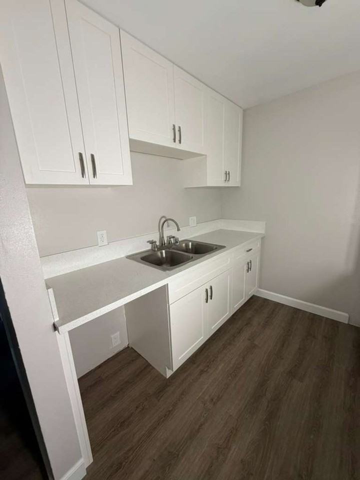 Arroyo Manor - Photo 2 of 27