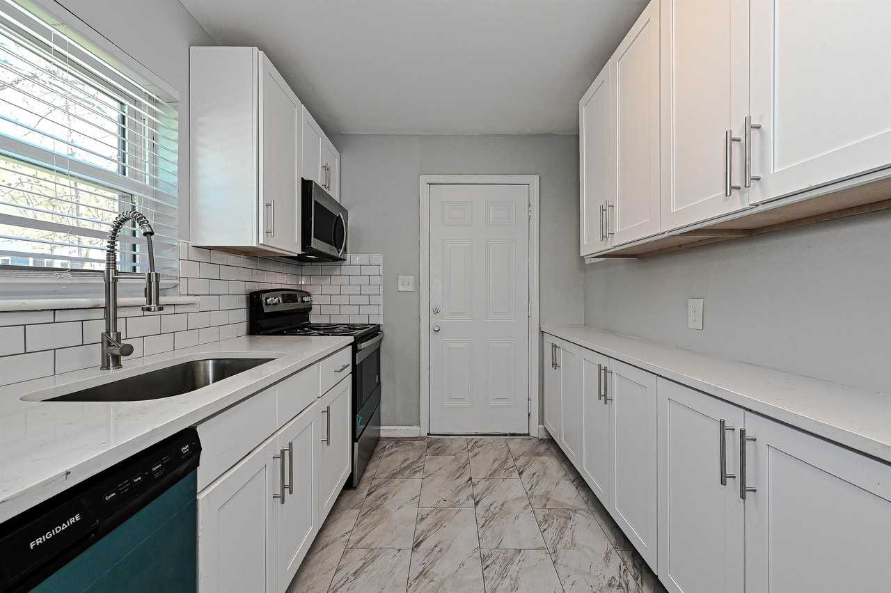 1229 Effingham Rd - Photo 3 of 20