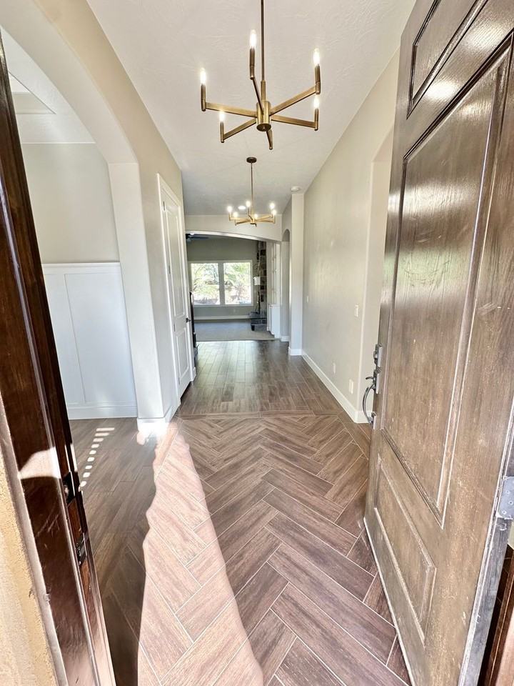 2301 E Crimson Ridge Dr - Photo 4 of 50