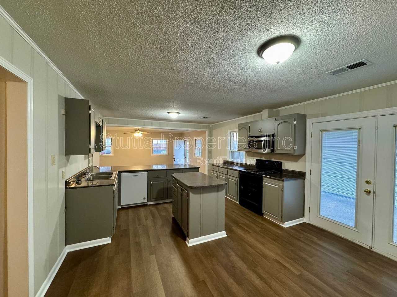 408 Thorne St - Photo 4 of 11