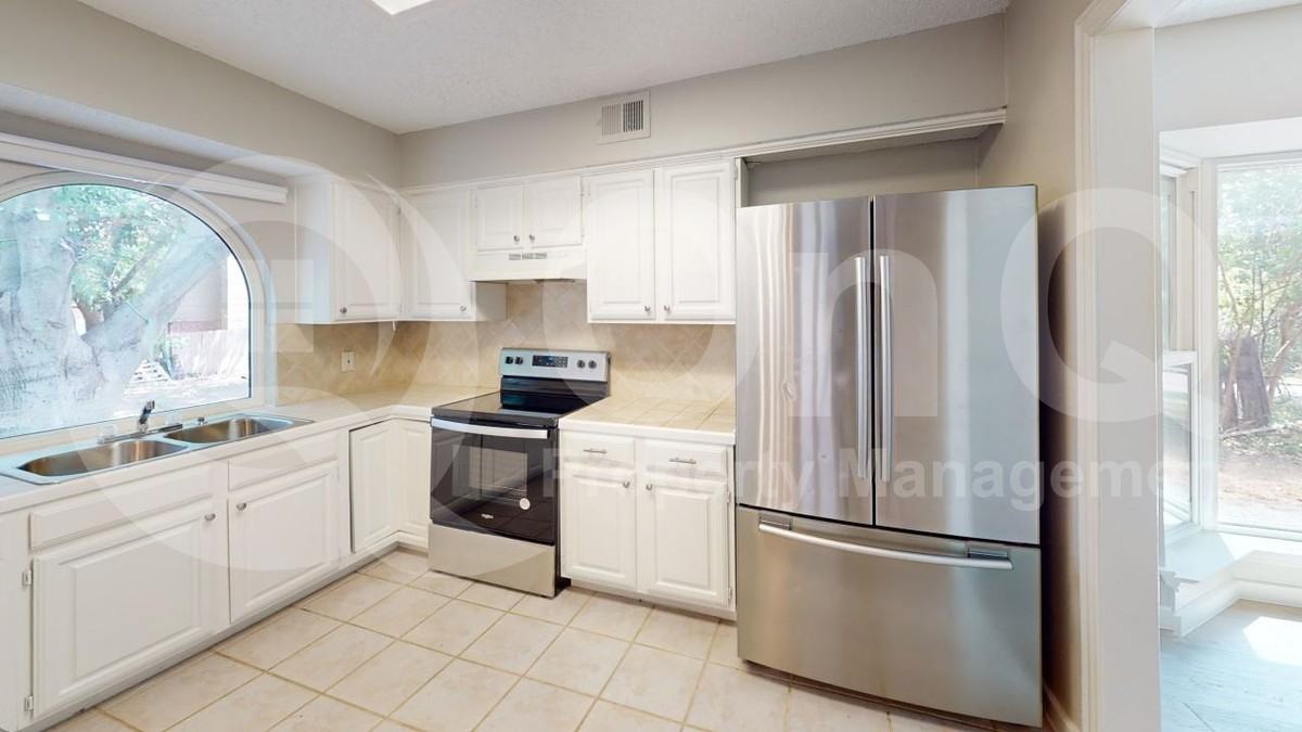 1106 Hyde Park Dr - Photo 4 of 25