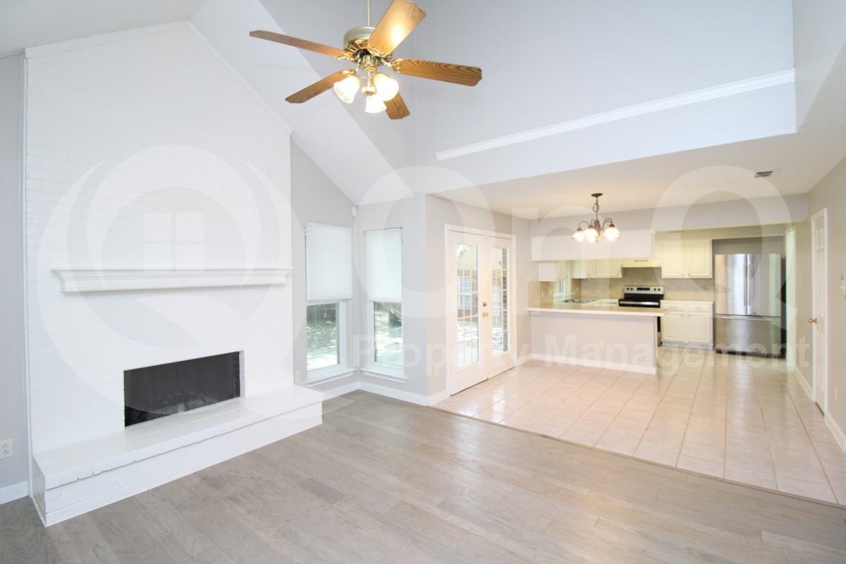 1106 Hyde Park Dr - Photo 5 of 25