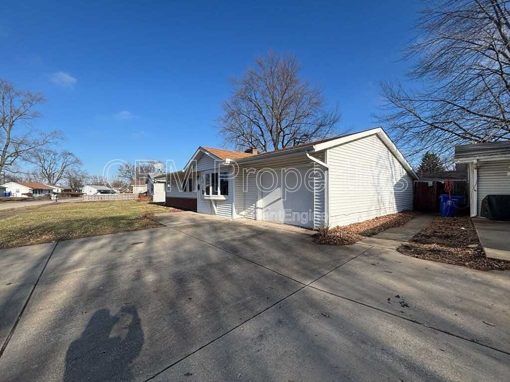 5108 Algonquin Trl - Photo 4 of 40