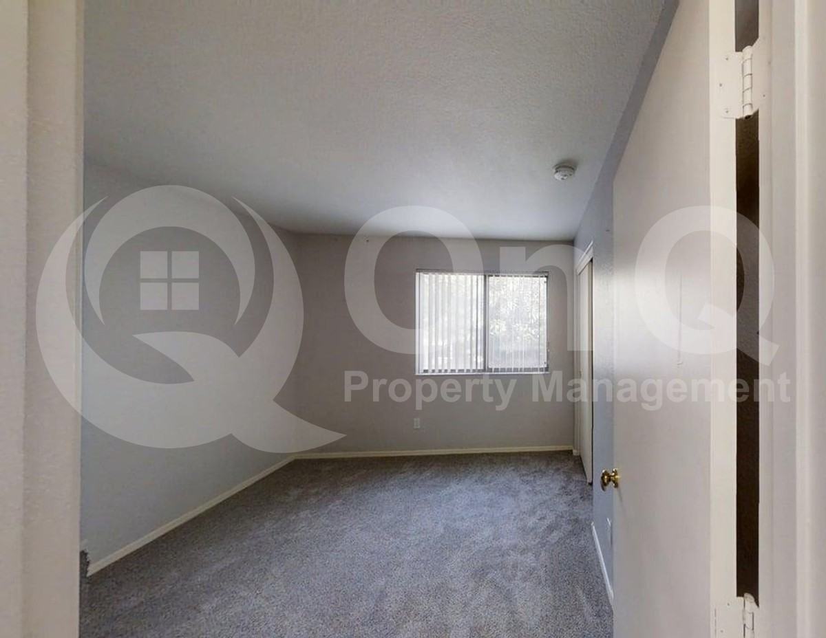 8556 W Sanna St - Photo 5 of 24