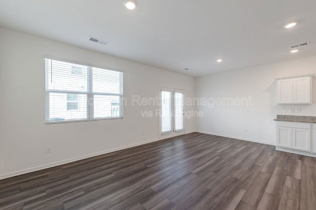 205 Fenchurch Way - Photo 3 of 15