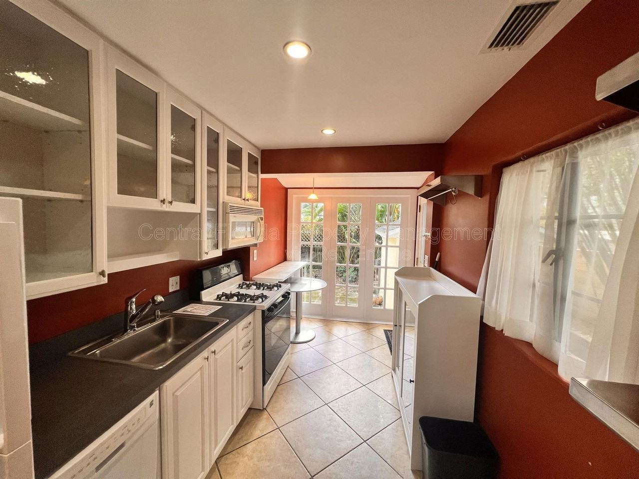 1904 E Marks St - Photo 5 of 19