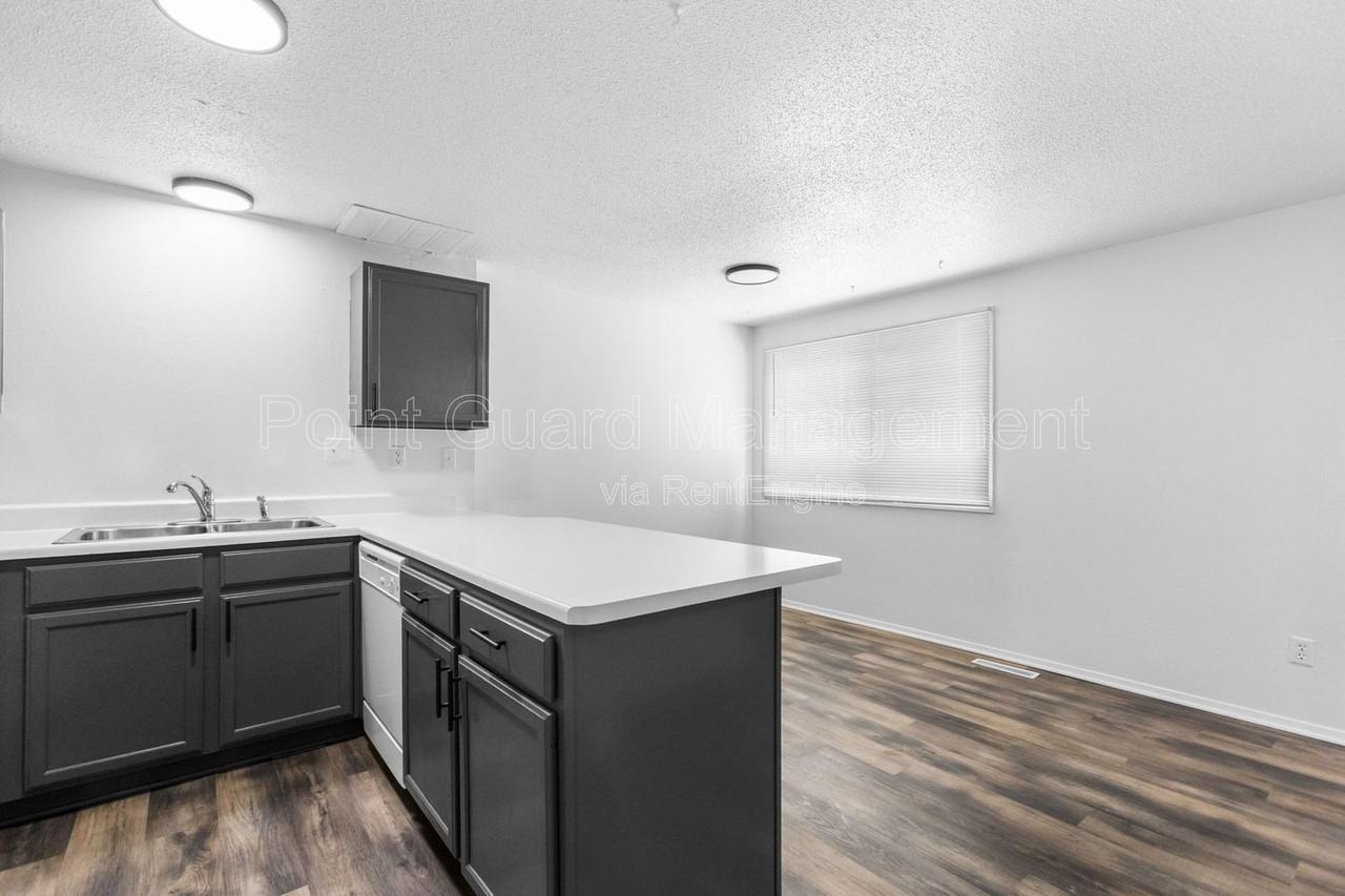 2062 S Cleveland Ave - Photo 6 of 33