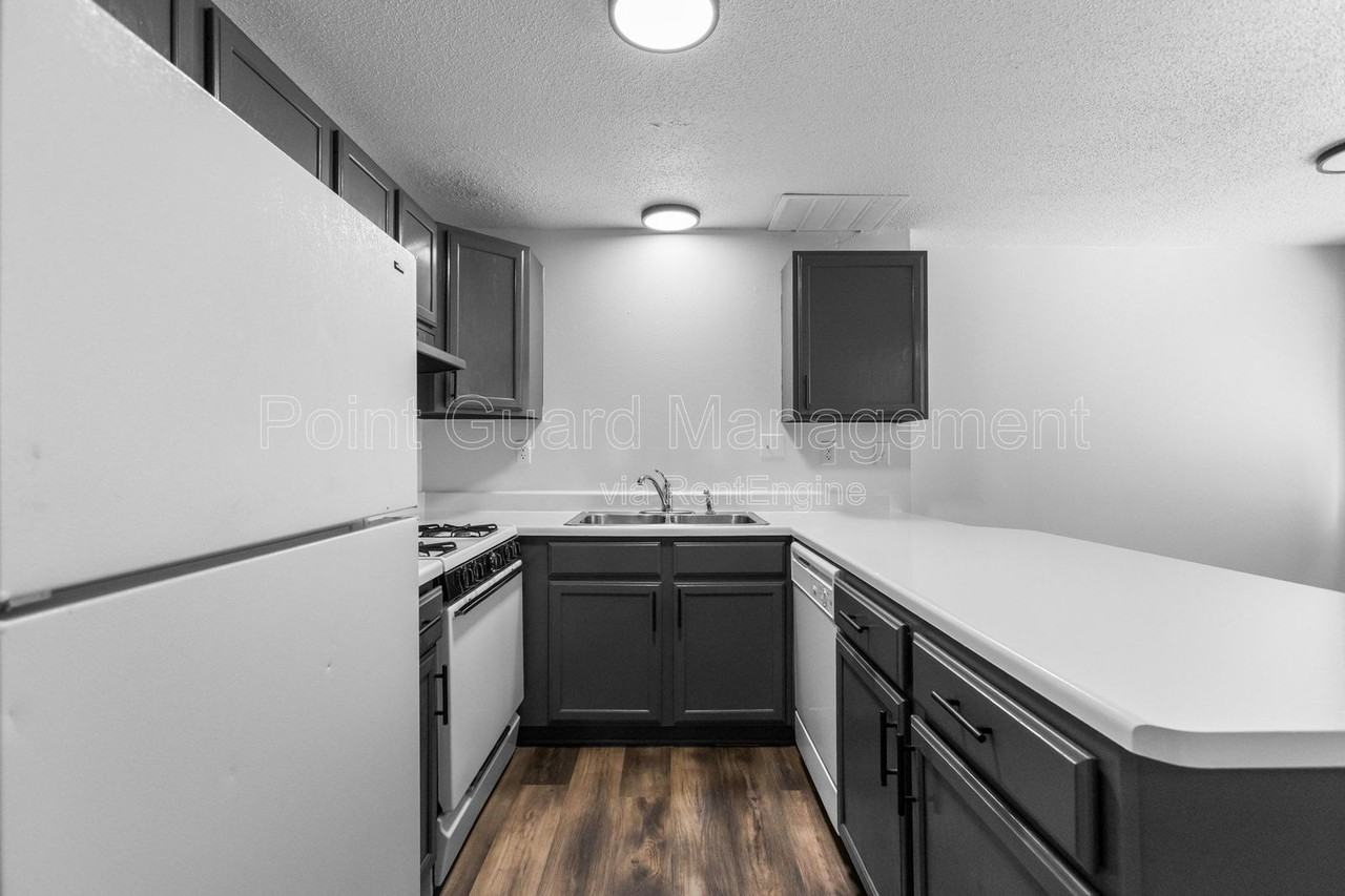 2062 S Cleveland Ave - Photo 7 of 33