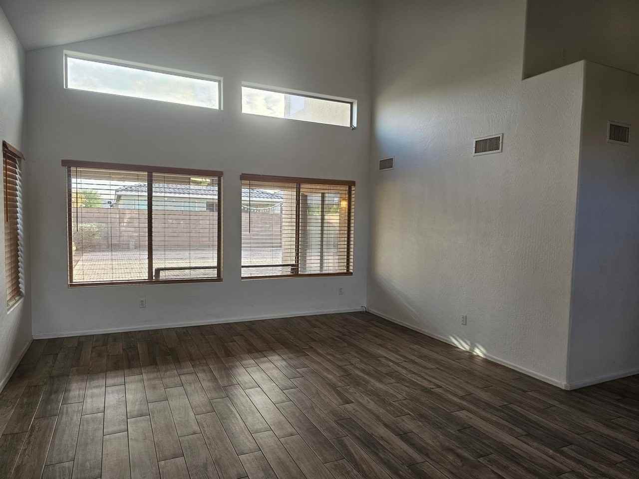 5123 - Photo 2 of 17