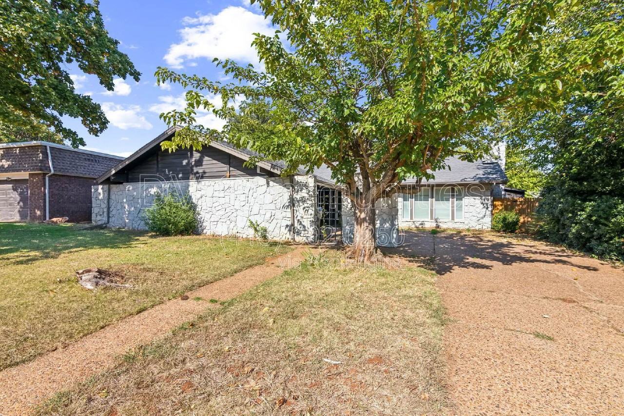 2217 Nw 114th St - Photo 2 of 5