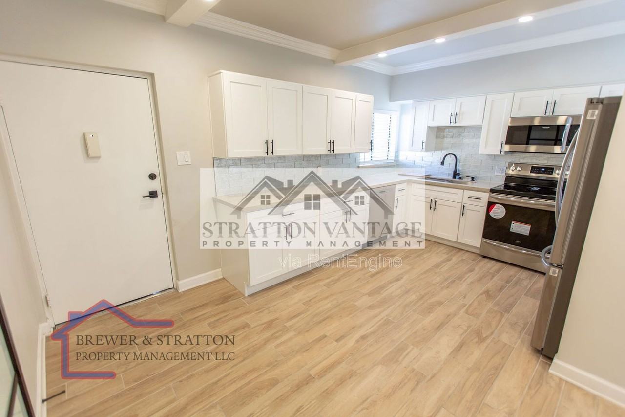 351 E Thomas Rd #D305 - Photo 4 of 20