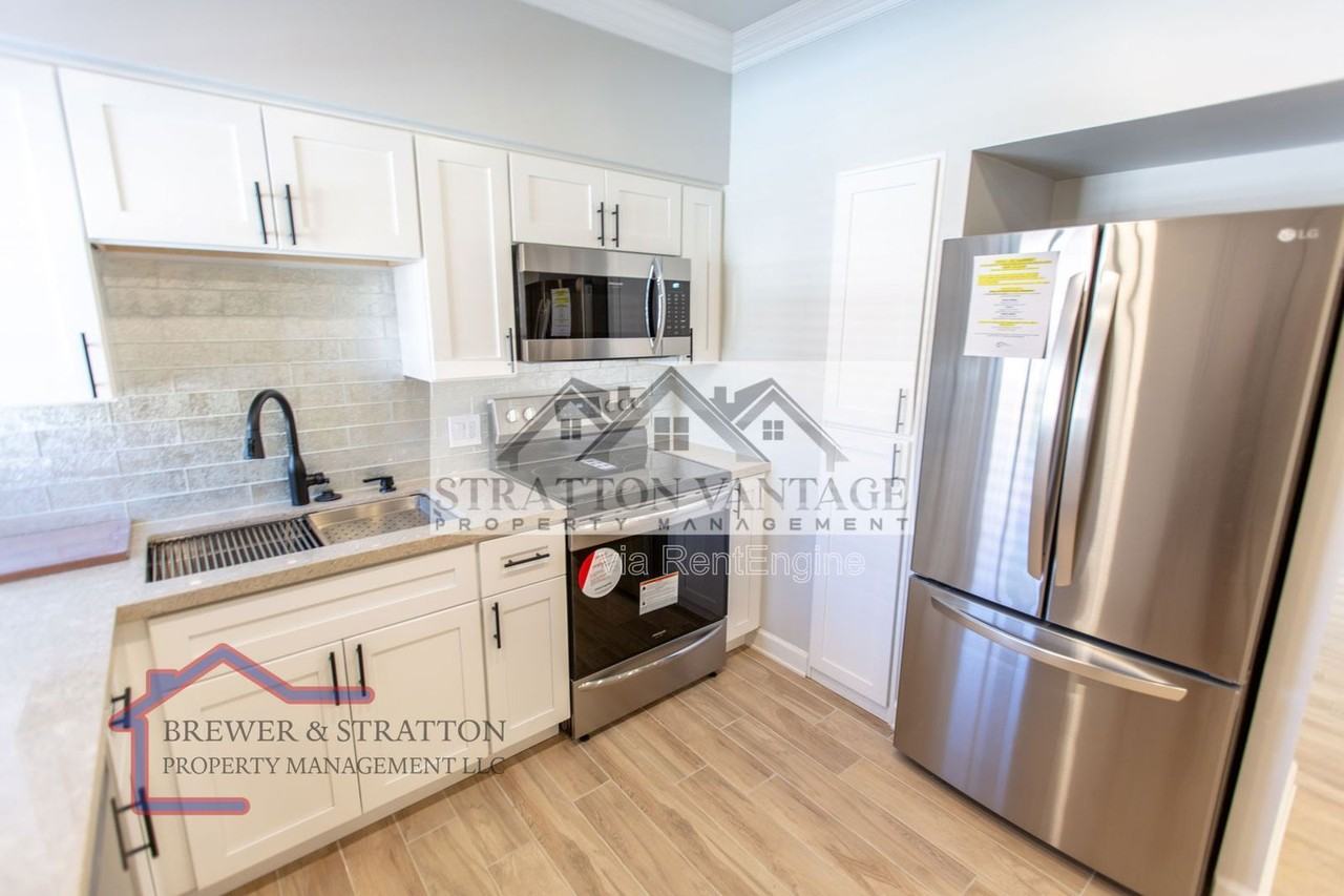 351 E Thomas Rd #D305 - Photo 7 of 20