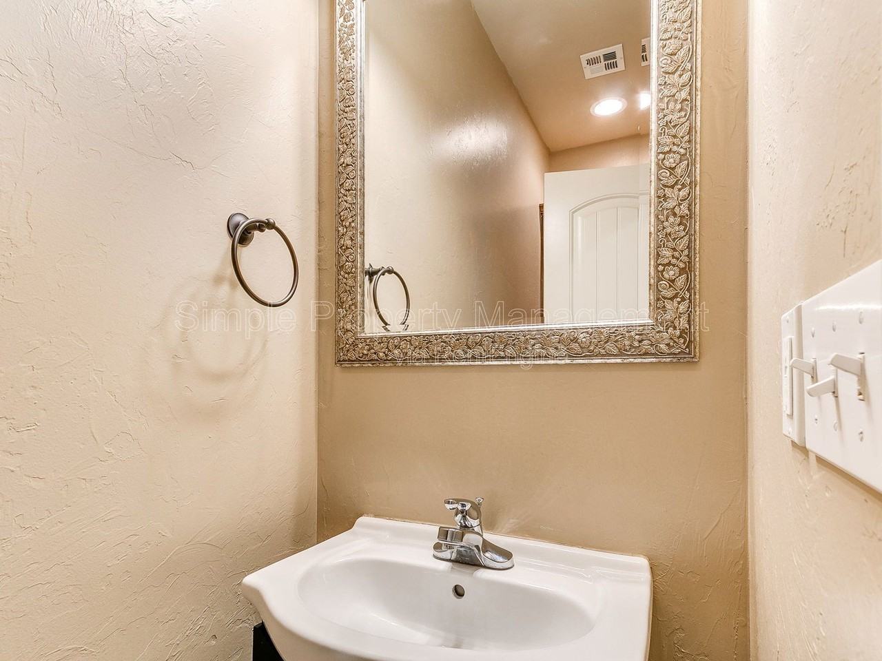 2876 Muzzy St - Photo 5 of 19