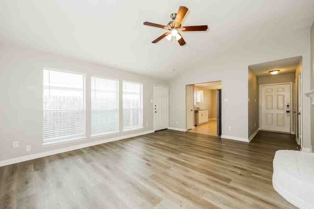 6417 Longmont Trl - Photo 4 of 16