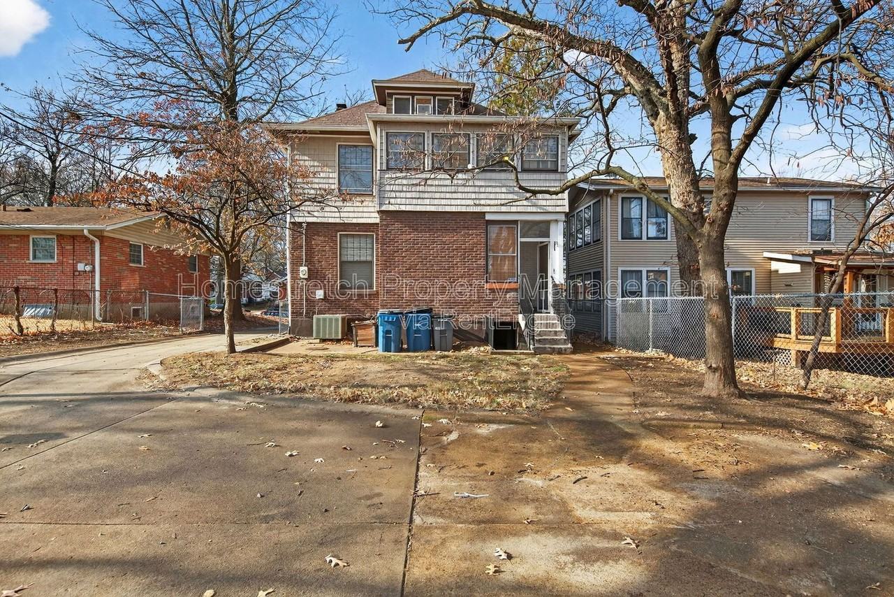 2424 Oakland Ave - Photo 3 of 50