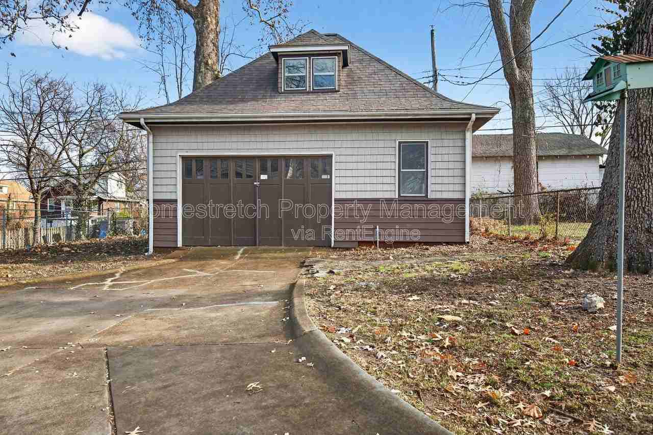 2424 Oakland Ave - Photo 4 of 50