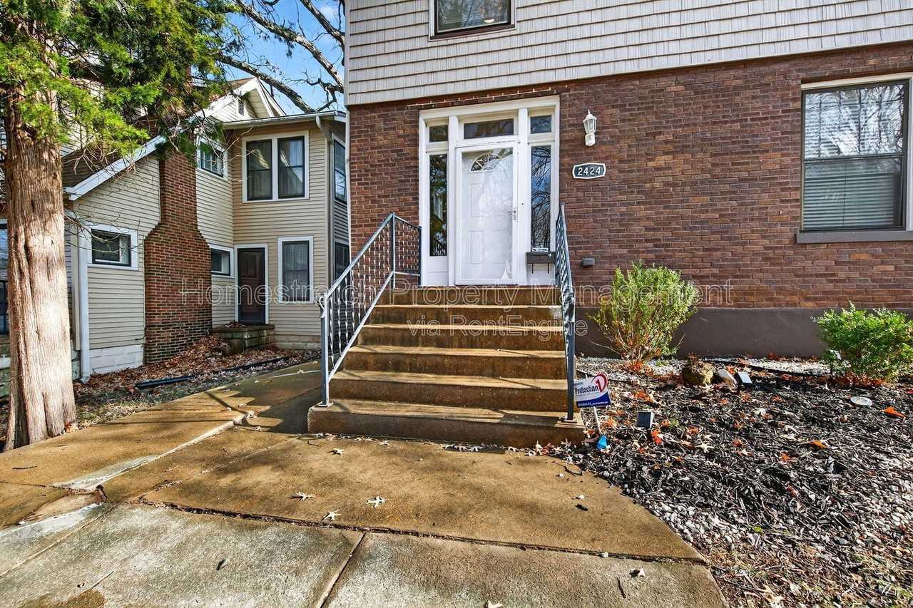 2424 Oakland Ave - Photo 5 of 50