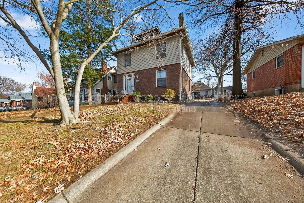 2424 Oakland Ave - Photo 6 of 50