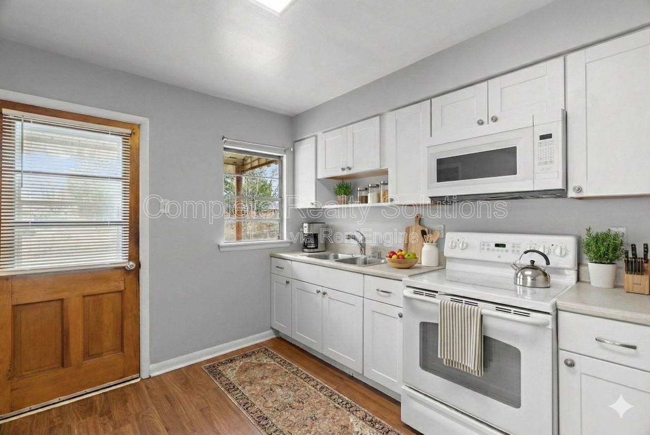 9220 Leamont Dr - Photo 7 of 35