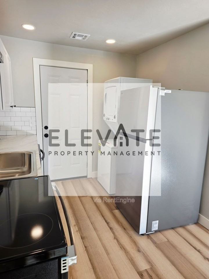 2217 Sw 49th St - Photo 3 of 13