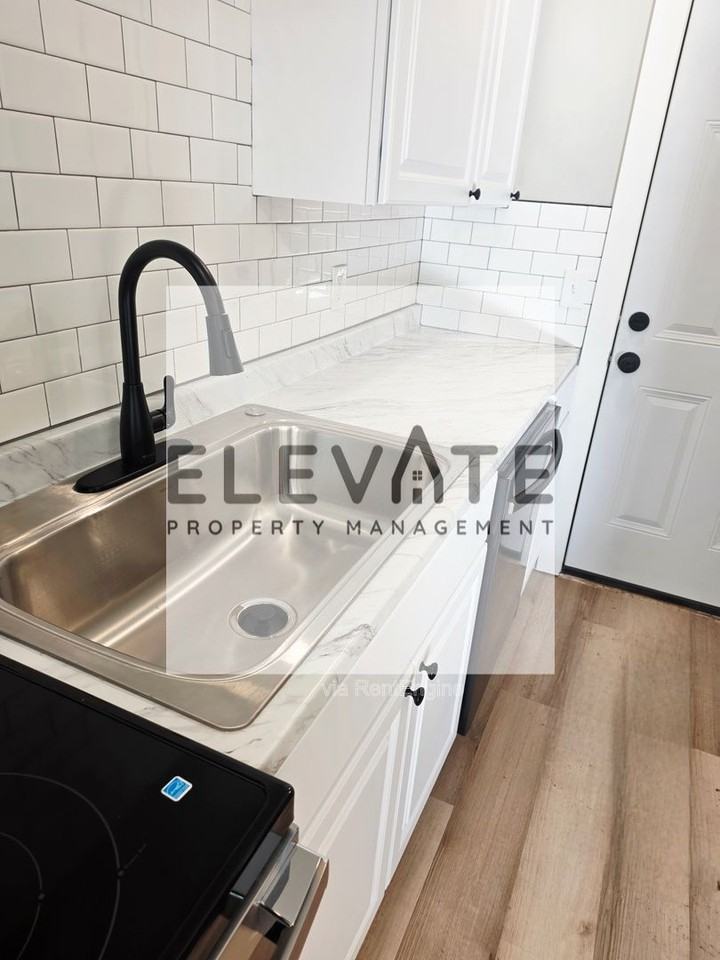 2217 Sw 49th St - Photo 5 of 13