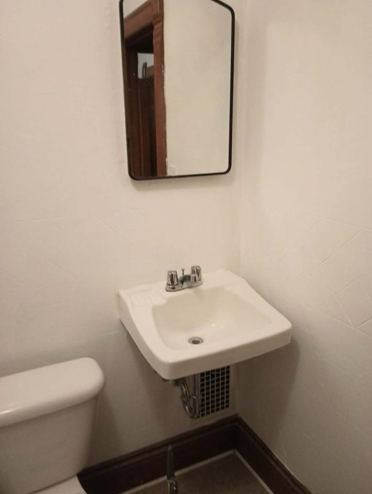 208 Freeman Ave - Photo 7 of 9