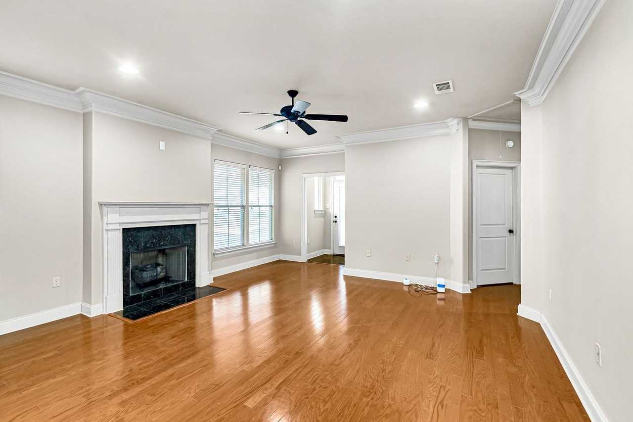 11110 Boardwalk Dr - Photo 4 of 9