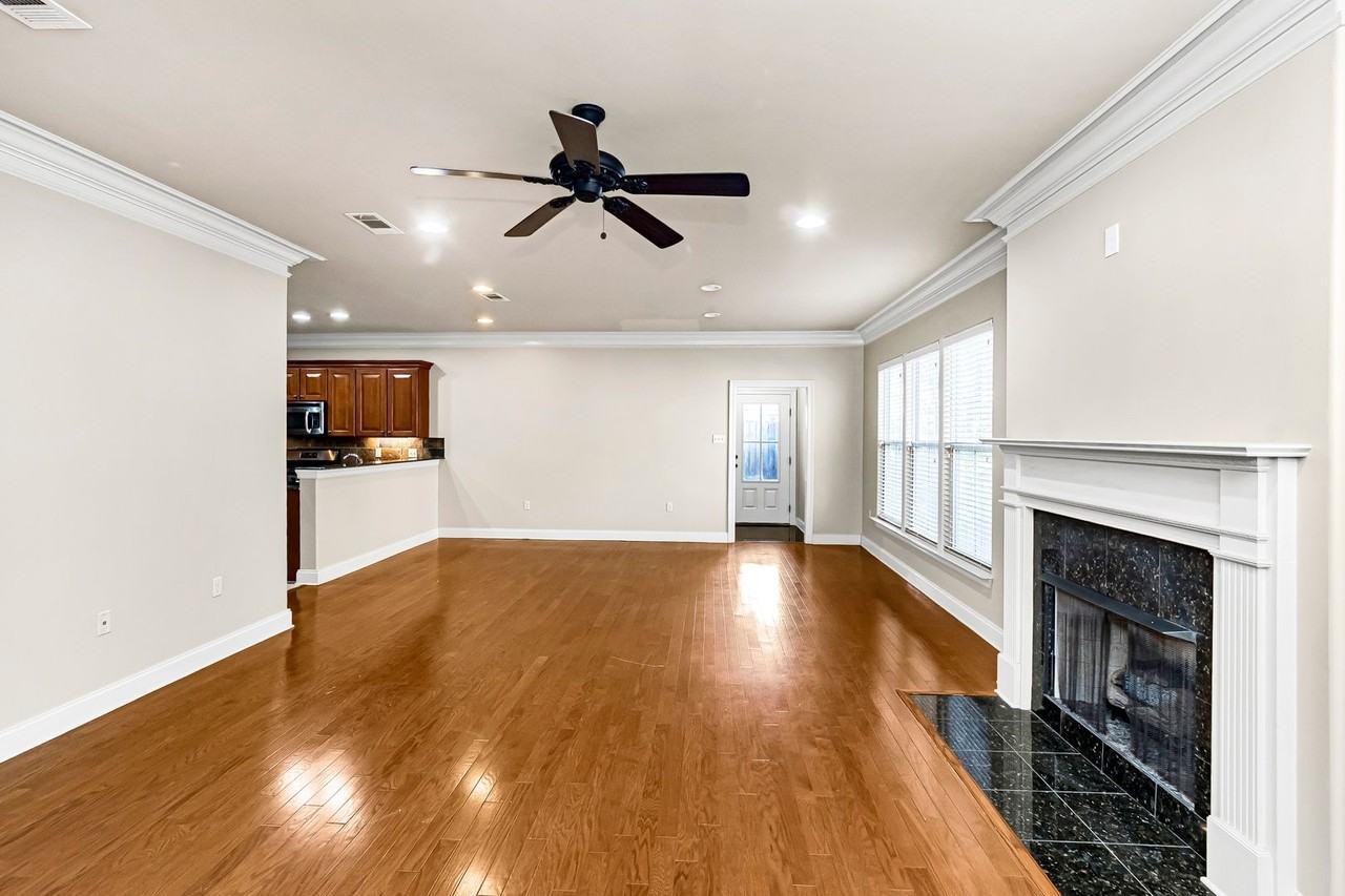 11110 Boardwalk Dr - Photo 5 of 9