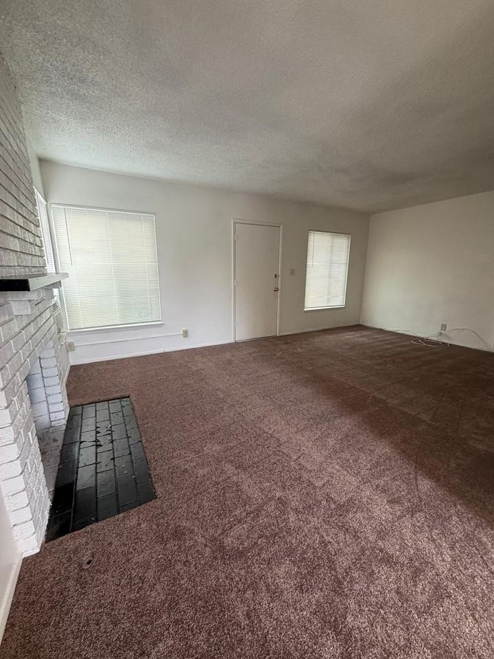 912-916 912-916 Genoa St - 916 - A #A - Photo 2 of 16