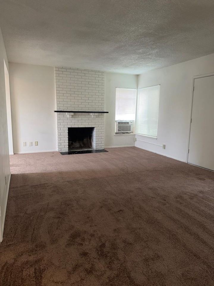 912-916 912-916 Genoa St - 916 - A #A - Photo 3 of 16