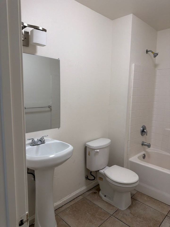 705 S Brown St - Photo 2 of 14