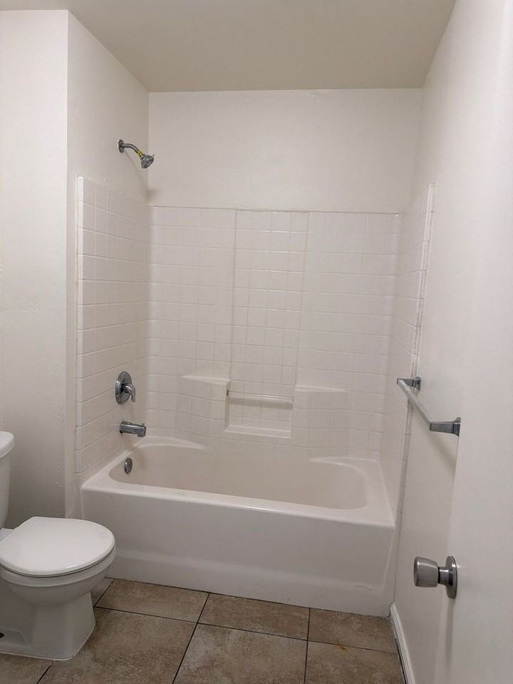 705 S Brown St - Photo 3 of 14