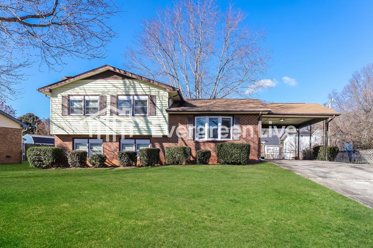 1711 Oberlin Dr - Photo 2 of 15