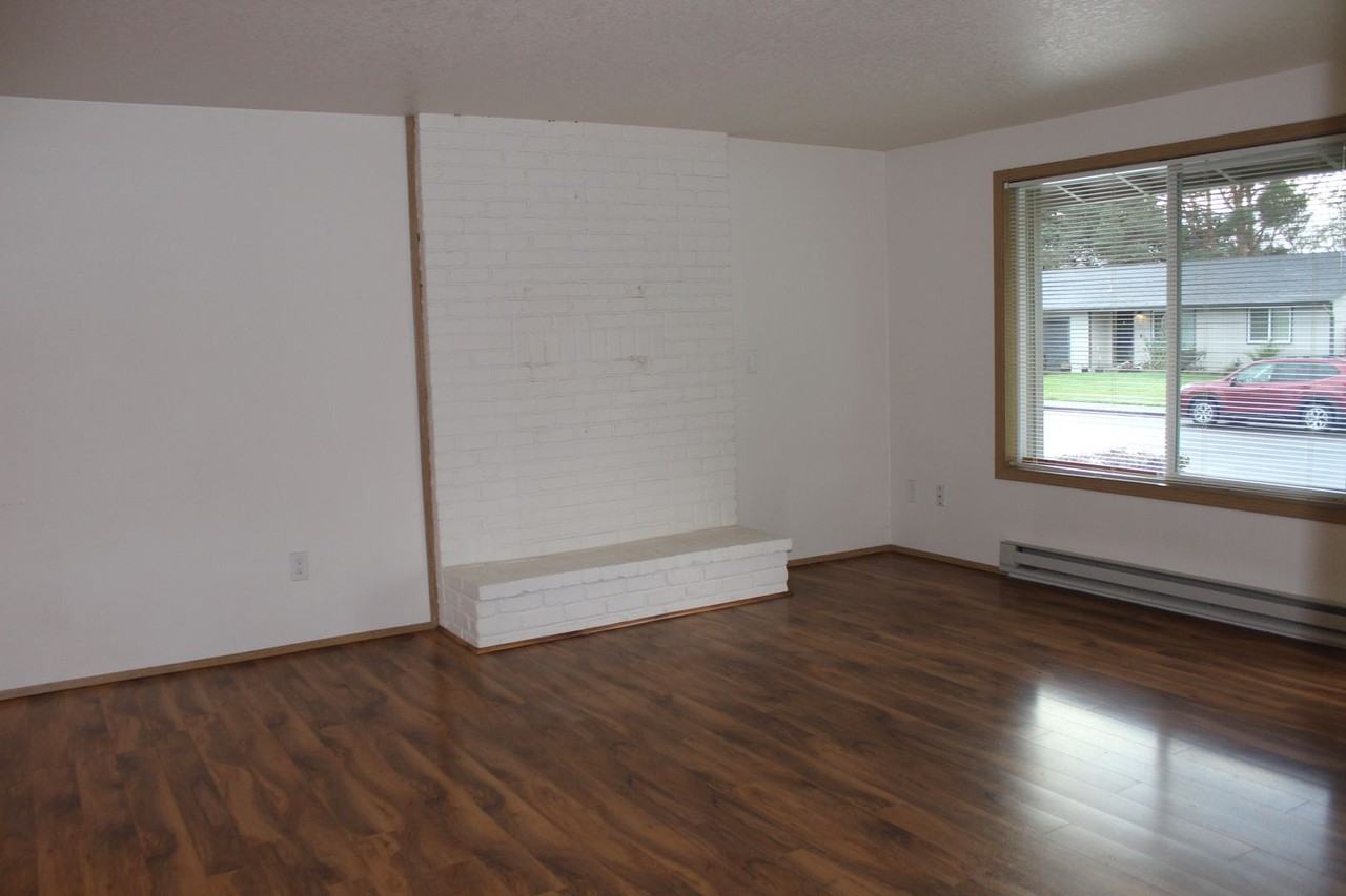 1959 Ne Kathryn St - Photo 6 of 20