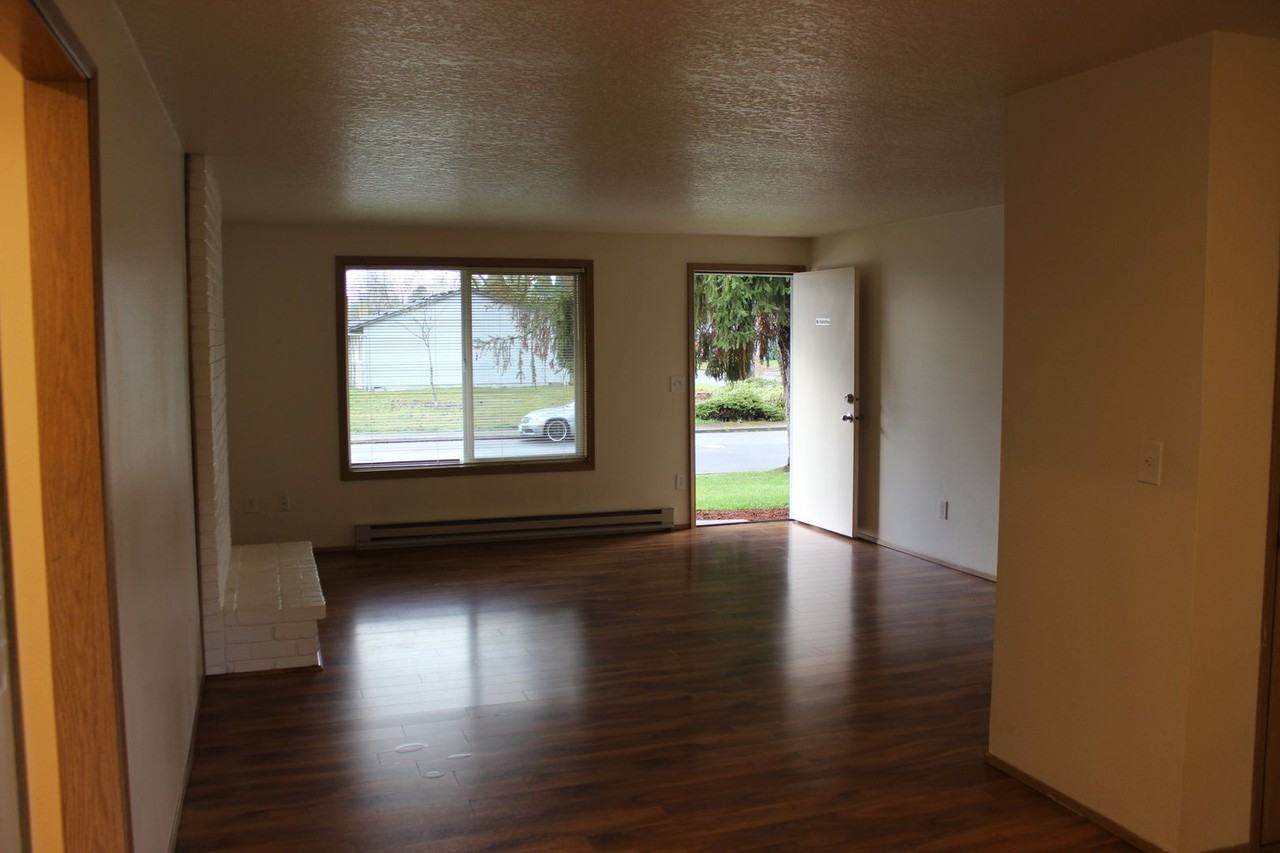 1959 Ne Kathryn St - Photo 7 of 20