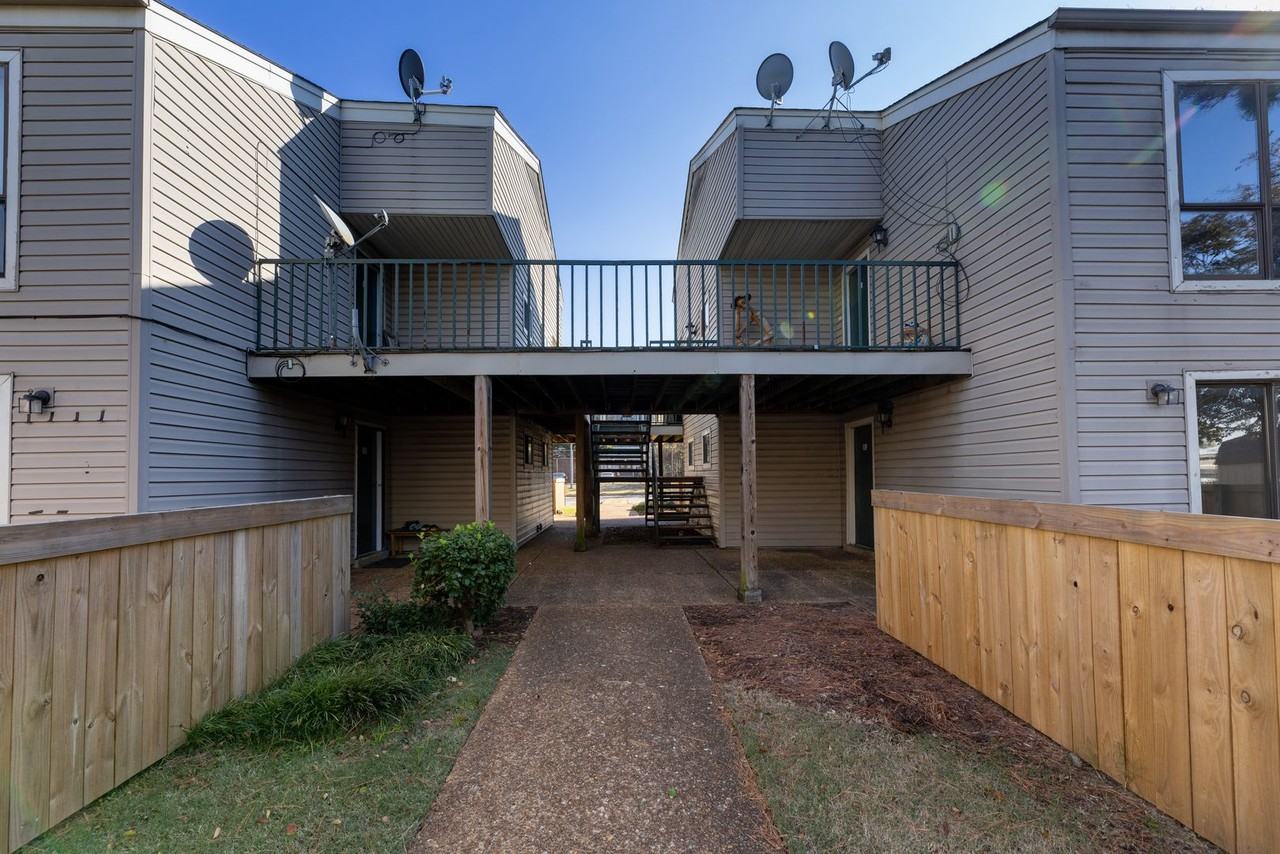 Jefferson Place Apartment Homes is the best of both worlds waiting for you. - Photo 3 of 28