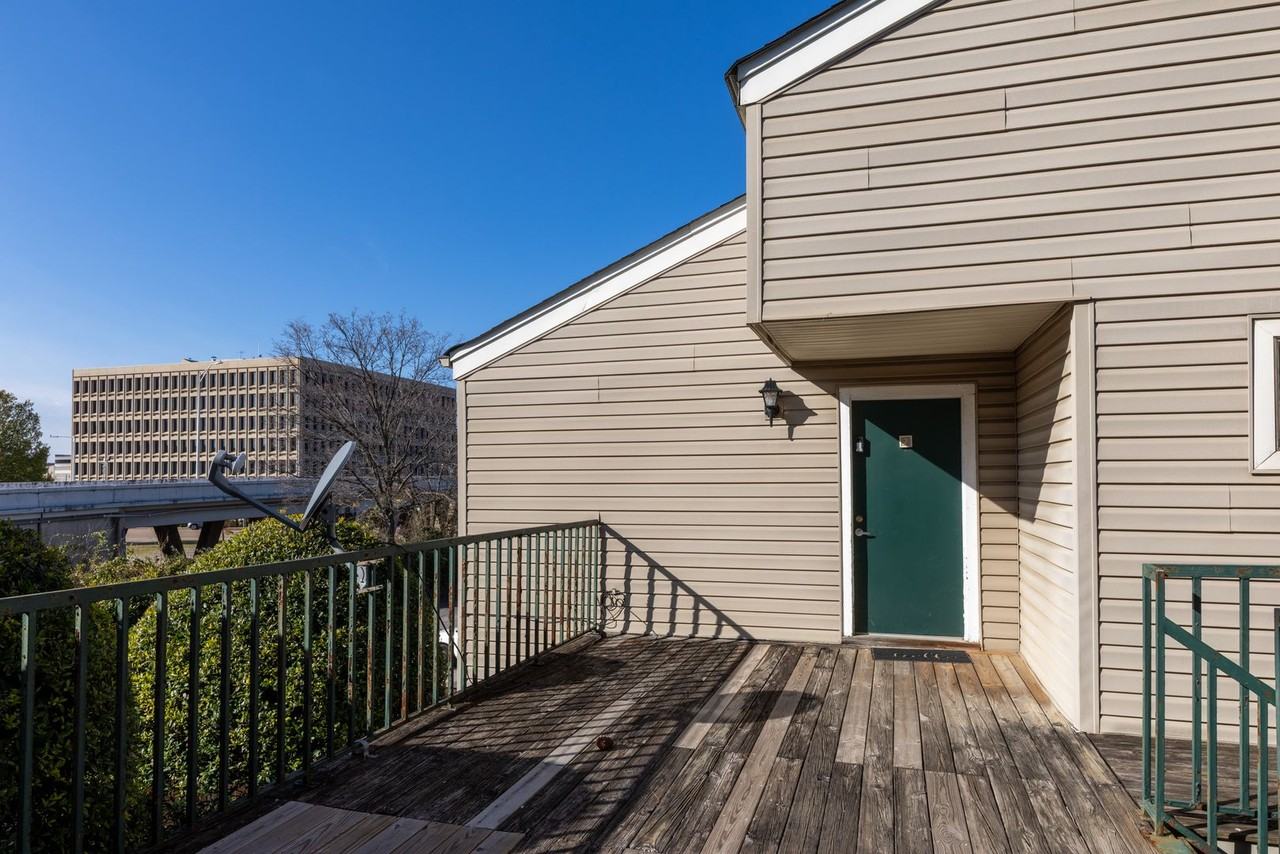 Jefferson Place Apartment Homes is the best of both worlds waiting for you. - Photo 4 of 28