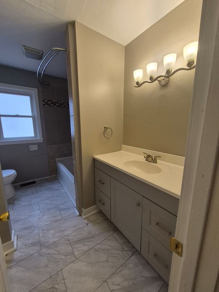 4005 W 2nd St - Photo 5 of 17