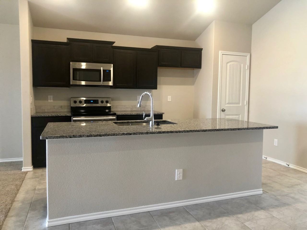 7528 104th St - Photo 6 of 11