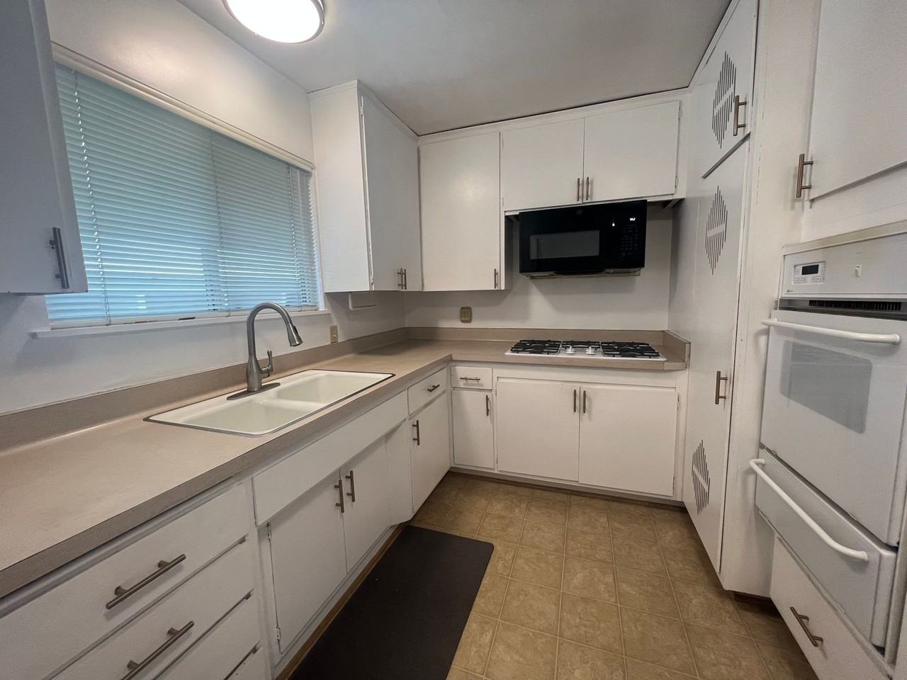 2225 Glenneyre St #I - Photo 3 of 14